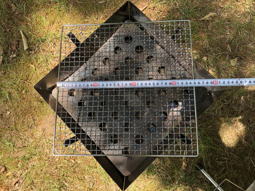ファイアグリルノーマルサイズの焼き網の幅を測っている画像