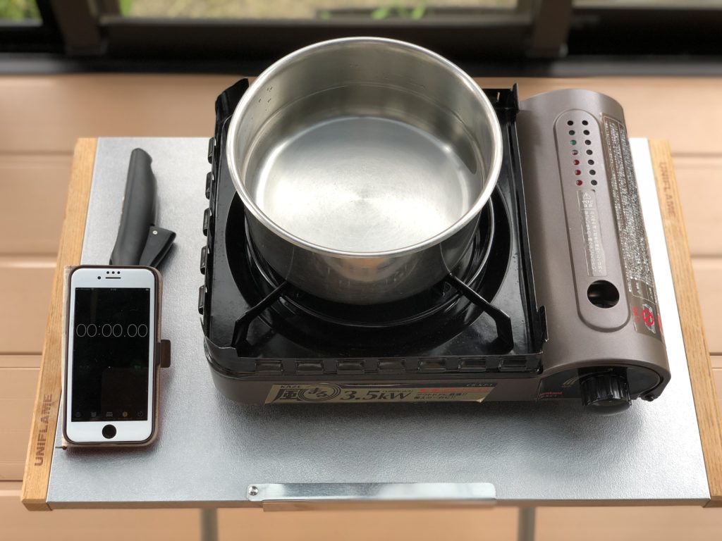 カセットコンロに鍋を乗せ時間を測っている画像
