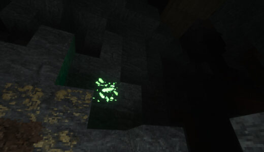 Minecraft SEUS PTGI HRR 洞窟でエメラルド鉱石が発光している画像